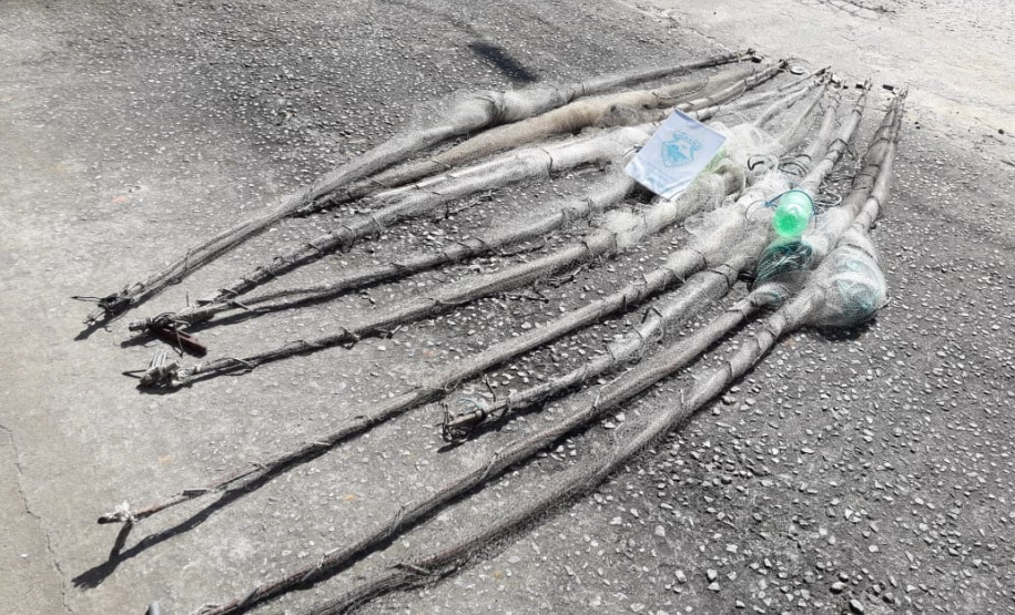 Polícia Ambiental apreende 10 tarrafas usadas para pescar camarão em Guaraqueçaba (PR)