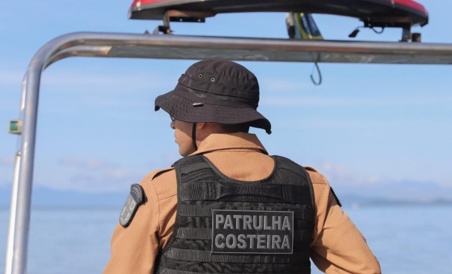 Comunidades que vivem em ilhas e áreas isoladas da Costa Leste do Paraná recebem atenção especial da PM