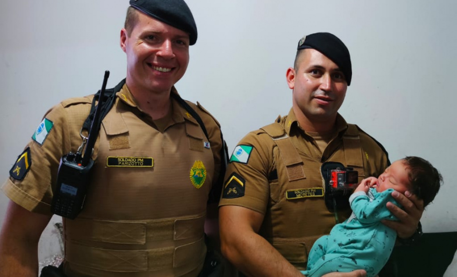 Policiais militares encaminham gestante que entrou em trabalho de parto em Curitiba (PR)