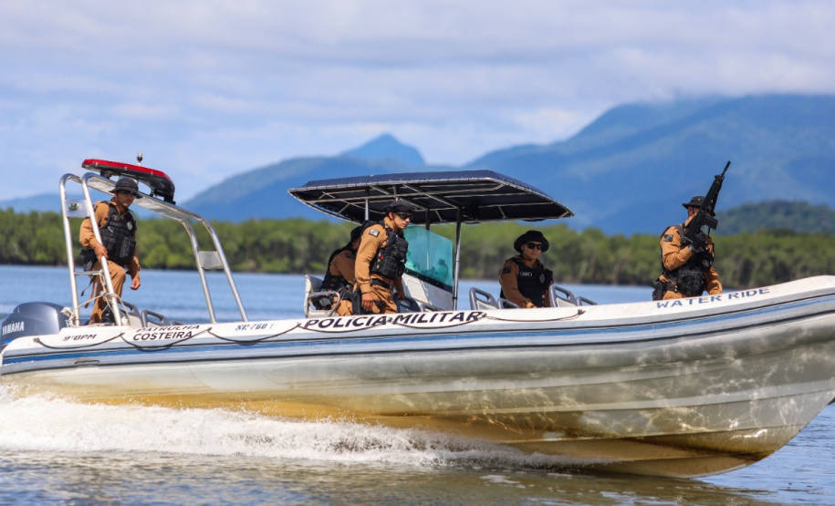 Comunidades que vivem em ilhas e áreas isoladas da Costa Leste do Paraná recebem atenção especial da PM