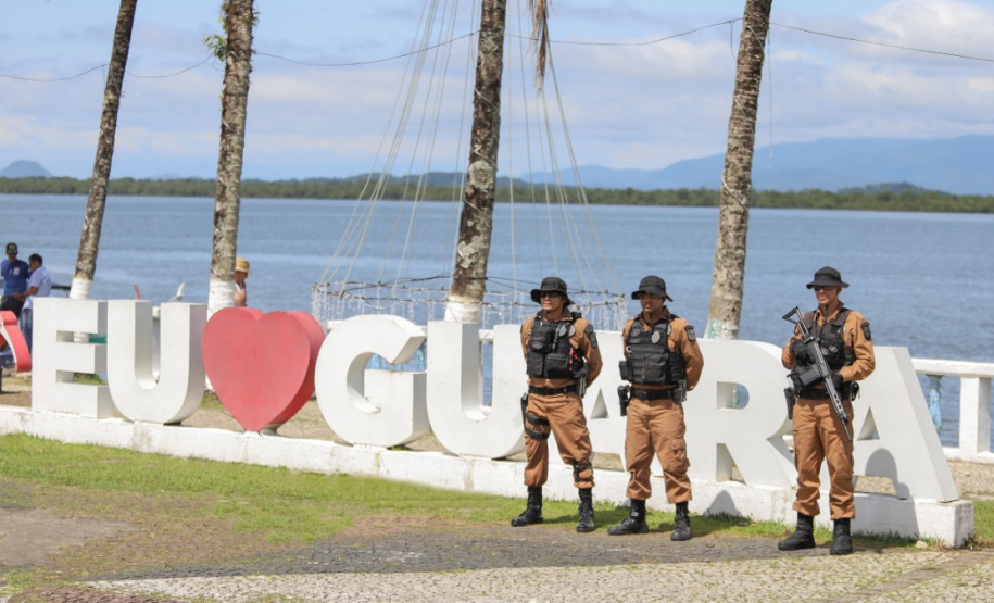 Comunidades que vivem em ilhas e áreas isoladas da Costa Leste do Paraná recebem atenção especial da PM