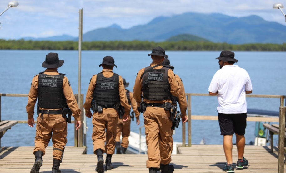 Comunidades que vivem em ilhas e áreas isoladas da Costa Leste do Paraná recebem atenção especial da PM