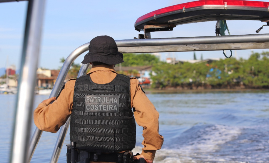 Comunidades que vivem em ilhas e áreas isoladas da Costa Leste do Paraná recebem atenção especial da PM