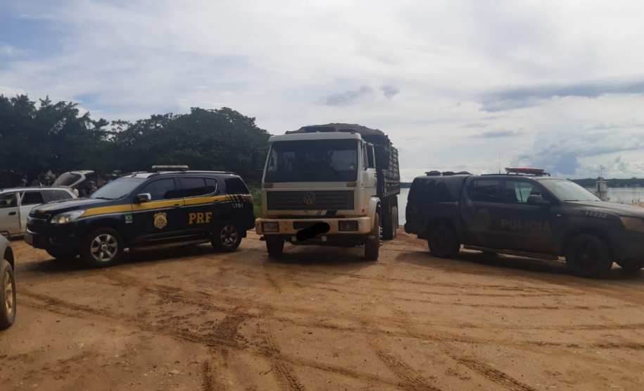 Mais de 17 mil pacotes de cigarros contrabandeados são apreendidos pela PM durante Operação Hórus, em Querência do Norte(PR)