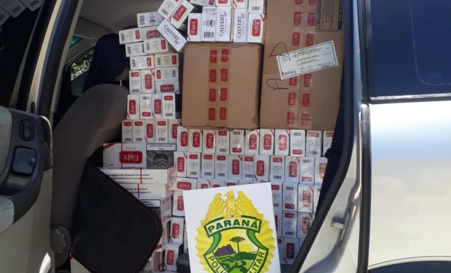 Policiais apreende veículo com caixas de cigarros contrabandeados em Tuneiras do Oeste, no Noroeste do estado