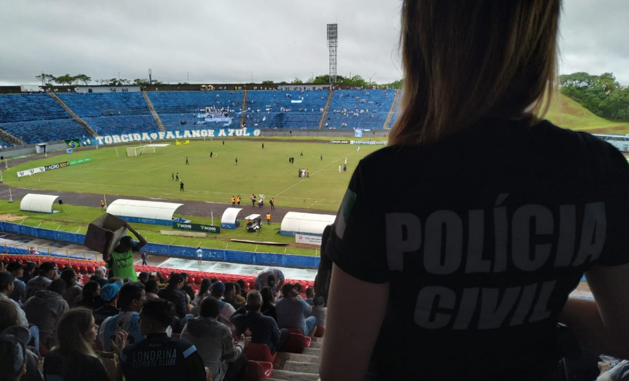PCPR realiza campanha em combate a violência doméstica durante jogo de futebol
