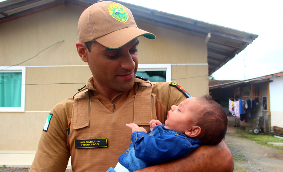 Família recebe visita de policiais militares que salvaram bebê de engasgo em Guaratuba (PR)