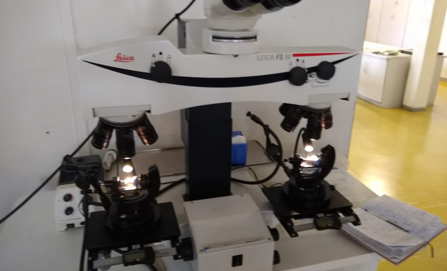 Peritos criminais do Instituto de Criminalística do Paraná e da Força Nacional de segurança fazem confronto balístico para o Programa Em Frente Brasil