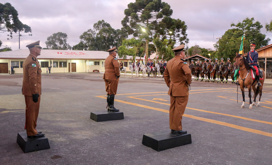 Regimento de Polícia Montada da PM celebra passagem de comando durante solenidade militar em Curitiba