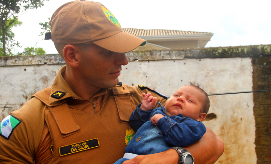 Família recebe visita de policiais militares que salvaram bebê de engasgo em Guaratuba (PR)