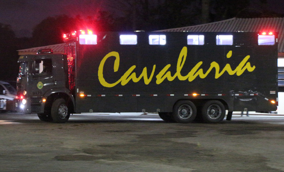 Regimento de Polícia Montada da PM celebra passagem de comando durante solenidade militar em Curitiba