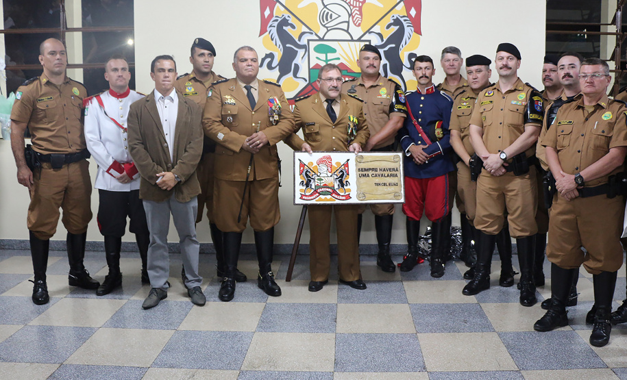 Regimento de Polícia Montada da PM celebra passagem de comando durante solenidade militar em Curitiba