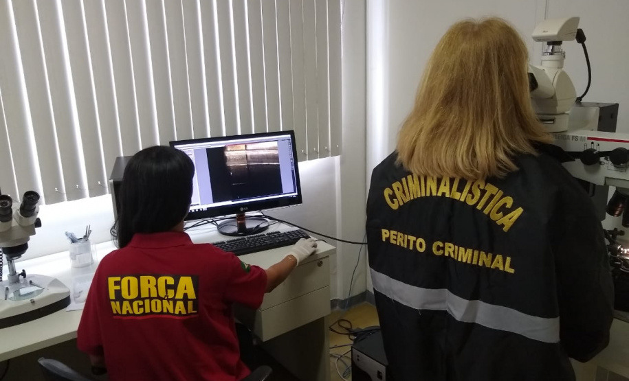Peritos criminais do Instituto de Criminalística do Paraná e da Força Nacional de segurança fazem confronto balístico para o Programa Em Frente Brasil