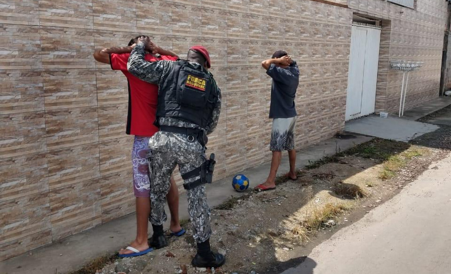 Operação Impacto I é desencadeada em São José dos Pinhais durante ações do projeto piloto Em Frente Brasil; duas armas de fogo são apreendidas