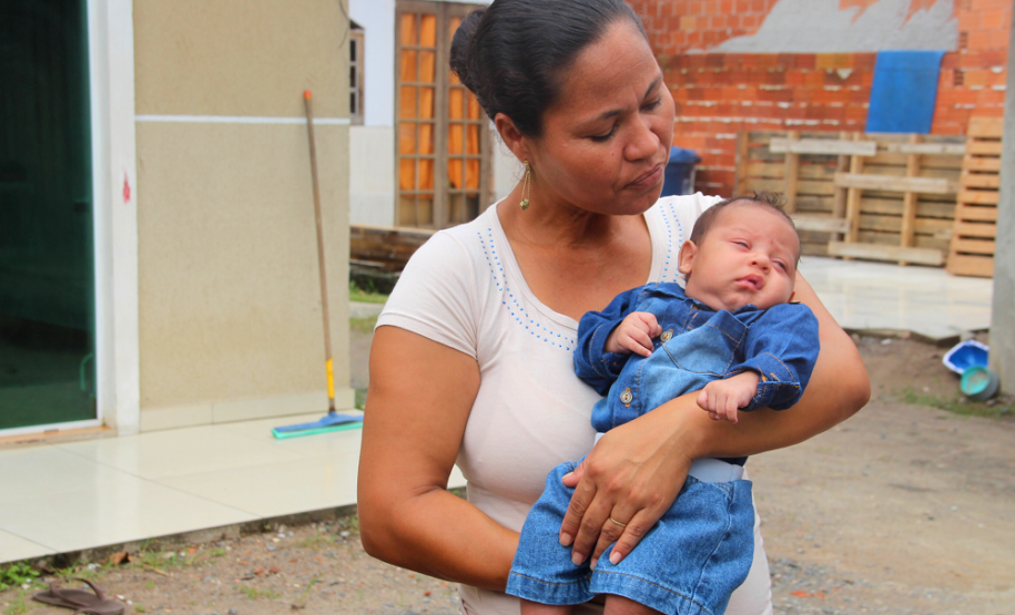 Família recebe visita de policiais militares que salvaram bebê de engasgo em Guaratuba (PR)