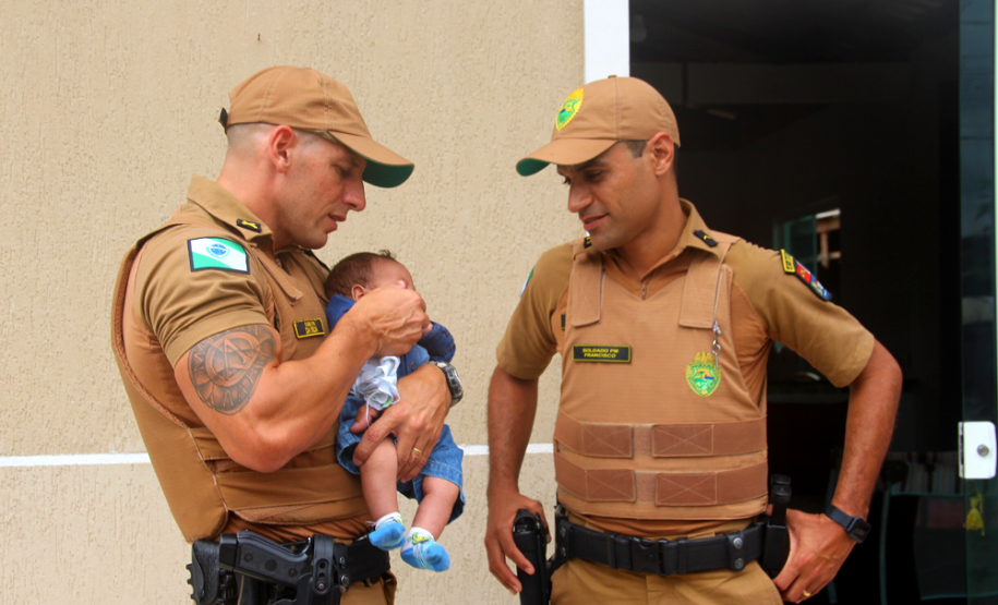 Família recebe visita de policiais militares que salvaram bebê de engasgo em Guaratuba (PR)