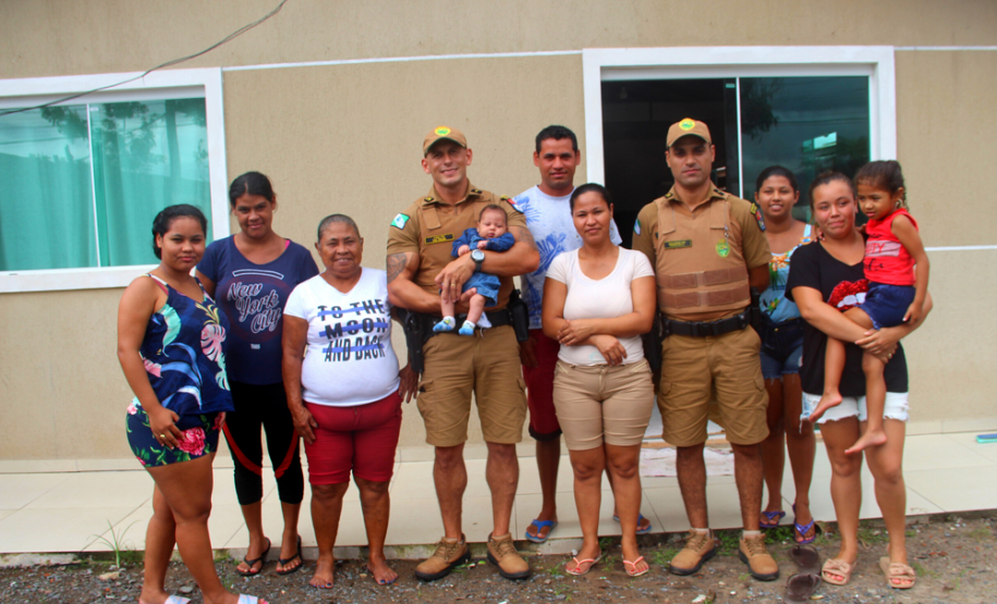 Família recebe visita de policiais militares que salvaram bebê de engasgo em Guaratuba (PR)