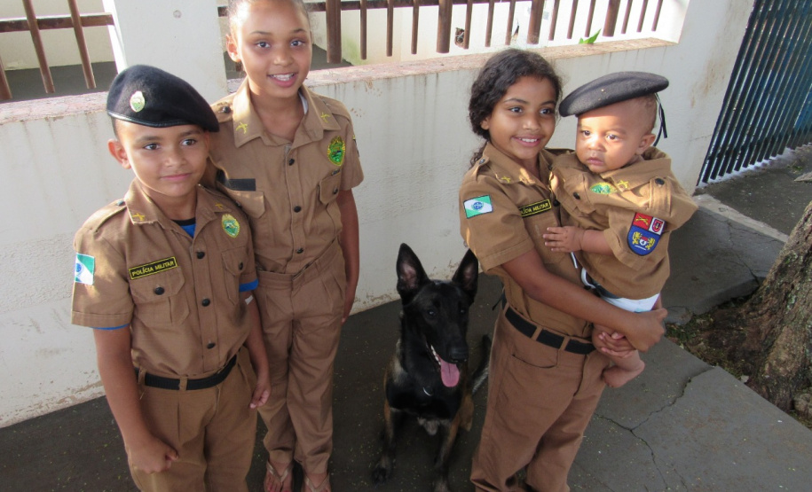 Policiais militares presenteiam crianças com uniformes da PM em Jussara (PR)