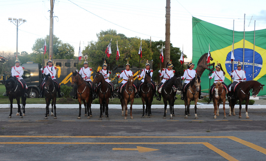 Regimento de Polícia Montada da PM celebra passagem de comando durante solenidade militar em Curitiba