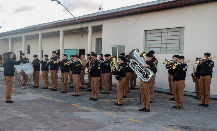 Regimento de Polícia Montada da PM celebra passagem de comando durante solenidade militar em Curitiba