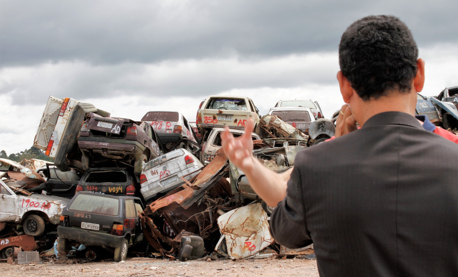 Secretário coronel Marinho visita pátio de veículos inservíveis em São José dos Pinhais