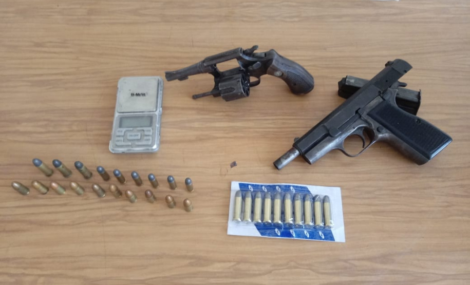 PM apreende armas de fogo e prende suspeita por posse irregular em Campo Mourão, no Centro-oeste do estado