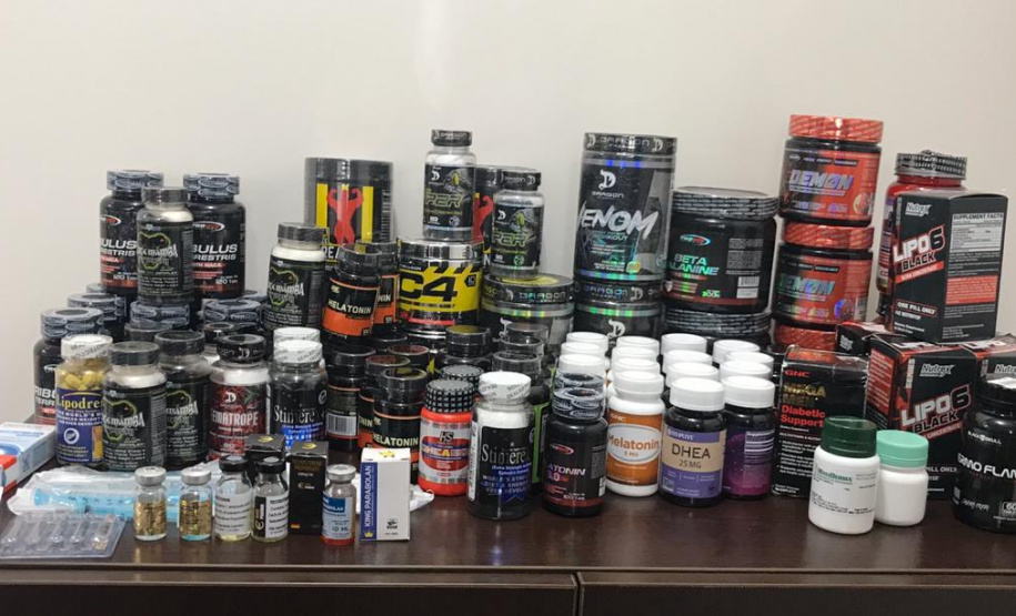 A Polícia Civil do Paraná (PCPR) prendeu um homem, de 30 anos, suspeito de comercializar medicamentos e anabolizantes de venda proibida no Brasil. Cerca de R$ 10 mil em produtos foram apreendidos durante buscas em sua residência e loja de suplementos, situado no bairro Boa Vista, em Curitiba. A ação aconteceu no final da tarde de quarta-feira (19).  A PCPR chegou até o suspeito após uma denúncia anônima recebia no final do ano de 2019. A princípio, o relato era sobre venda ilegal de medicamentos. No decorre