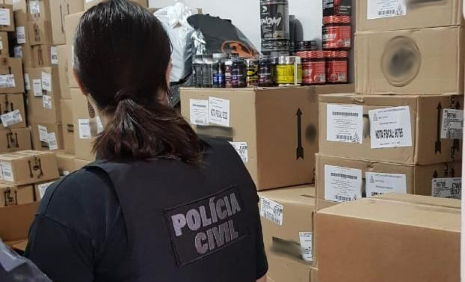 A Polícia Civil do Paraná (PCPR) prendeu um homem, de 30 anos, suspeito de comercializar medicamentos e anabolizantes de venda proibida no Brasil. Cerca de R$ 10 mil em produtos foram apreendidos durante buscas em sua residência e loja de suplementos, situado no bairro Boa Vista, em Curitiba. A ação aconteceu no final da tarde de quarta-feira (19).  A PCPR chegou até o suspeito após uma denúncia anônima recebia no final do ano de 2019. A princípio, o relato era sobre venda ilegal de medicamentos. No decorre
