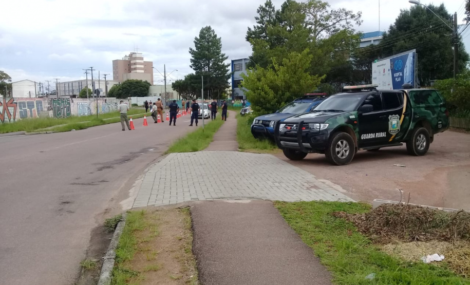 Em Fazenda Rio Grande, na RMC, PM e outros agentes de segurança desencadeiam a Operação Unindo Forças I e abordam mais de 100 pessoas