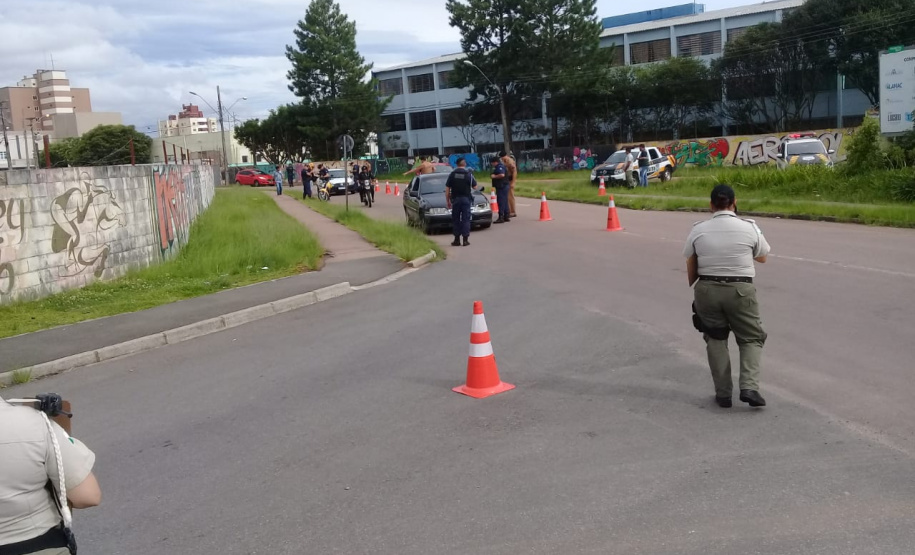 Em Fazenda Rio Grande, na RMC, PM e outros agentes de segurança desencadeiam a Operação Unindo Forças I e abordam mais de 100 pessoas