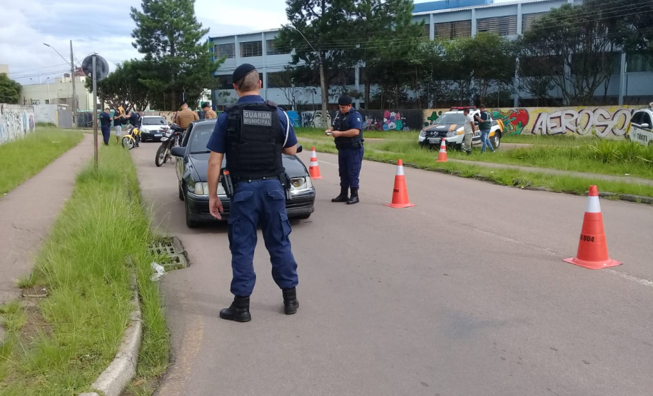 Em Fazenda Rio Grande, na RMC, PM e outros agentes de segurança desencadeiam a Operação Unindo Forças I e abordam mais de 100 pessoas