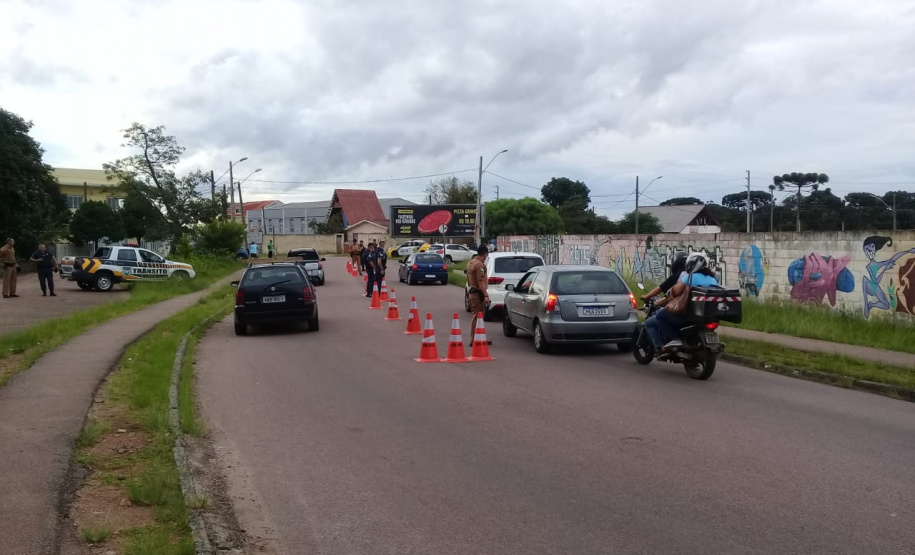 Em Fazenda Rio Grande, na RMC, PM e outros agentes de segurança desencadeiam a Operação Unindo Forças I e abordam mais de 100 pessoas