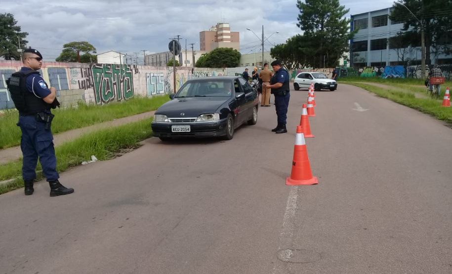 Em Fazenda Rio Grande, na RMC, PM e outros agentes de segurança desencadeiam a Operação Unindo Forças I e abordam mais de 100 pessoas