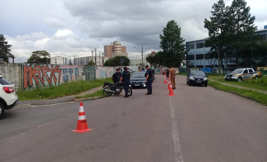 Em Fazenda Rio Grande, na RMC, PM e outros agentes de segurança desencadeiam a Operação Unindo Forças I e abordam mais de 100 pessoas