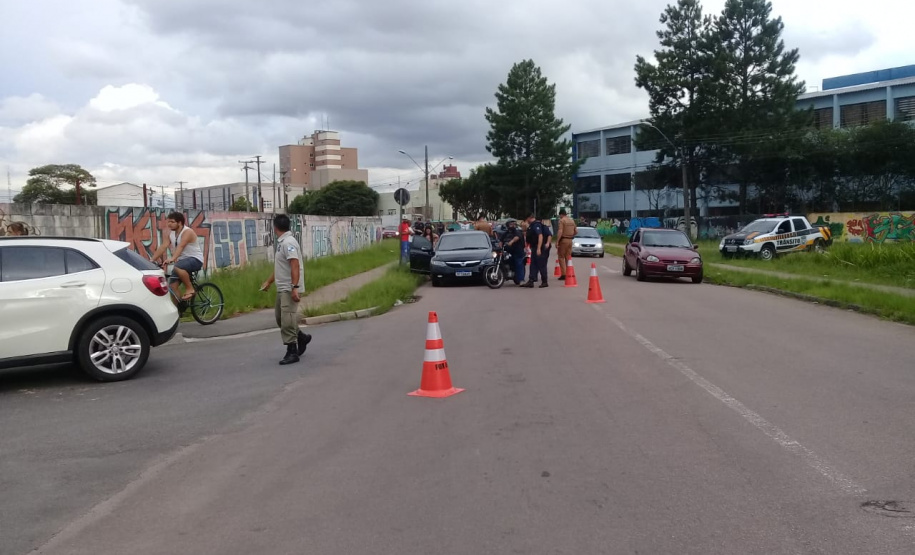 Em Fazenda Rio Grande, na RMC, PM e outros agentes de segurança desencadeiam a Operação Unindo Forças I e abordam mais de 100 pessoas