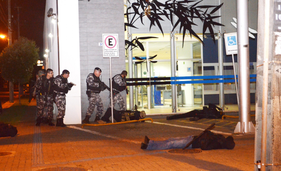 Em Maringá (PR), 4º Batalhão aplica treinamento para intervenção em roubos a banco