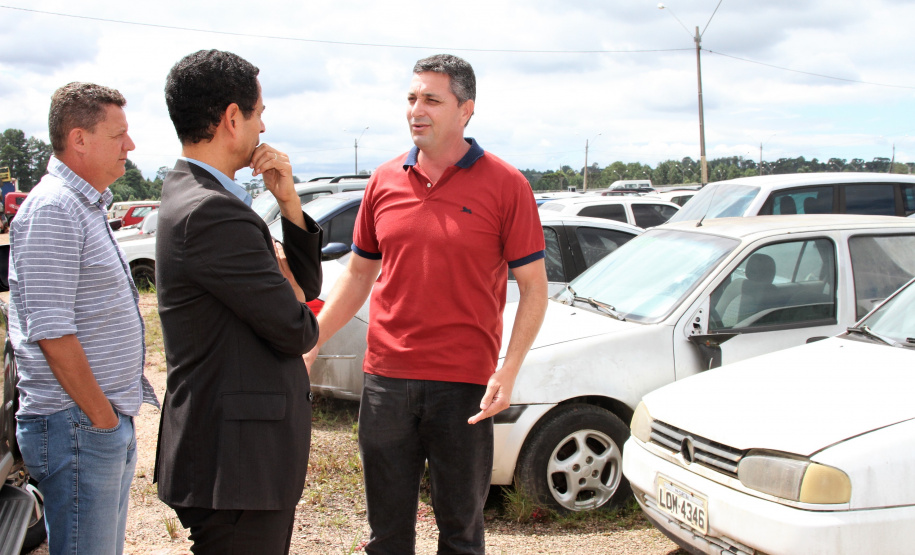Secretário coronel Marinho visita pátio de veículos inservíveis em São José dos Pinhais