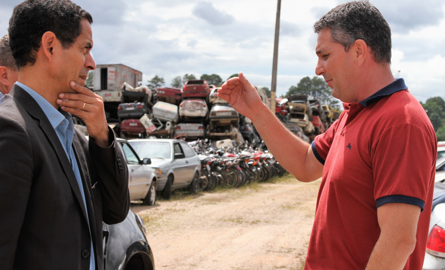 Secretário coronel Marinho visita pátio de veículos inservíveis em São José dos Pinhais