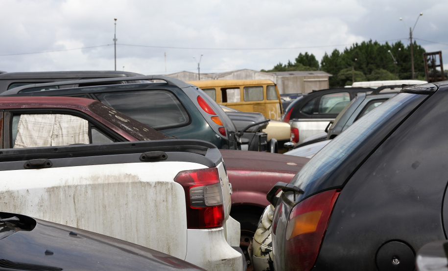 Secretário coronel Marinho visita pátio de veículos inservíveis em São José dos Pinhais