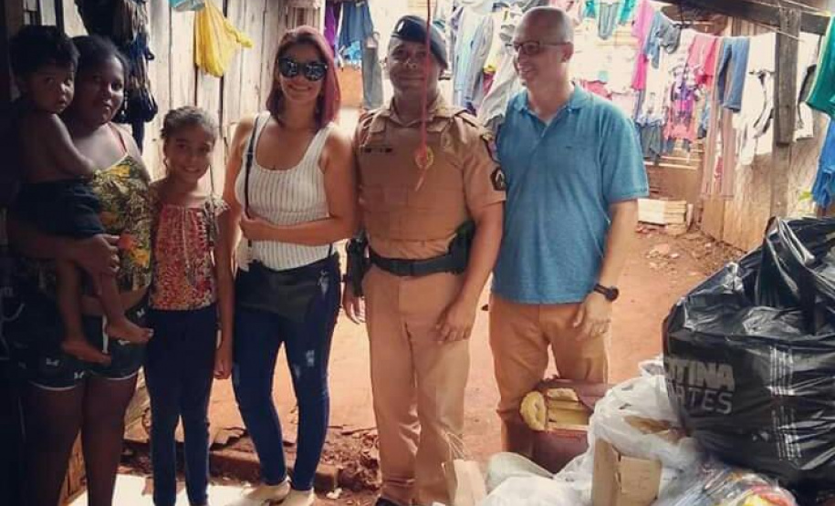 Policial militar faz campanha solidária e doa alimentose materiais escolares para família de Cascavel (PR)