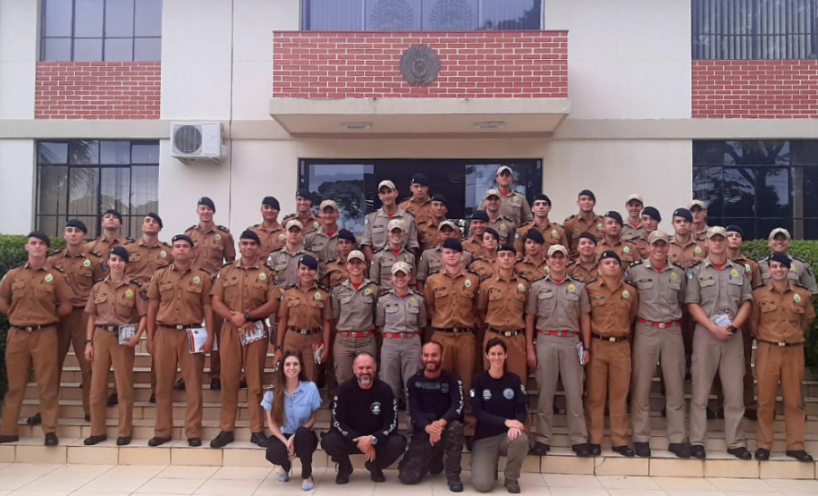 PCPR ministra palestra sobre drogas para bombeiros e policiais militares na RMC
