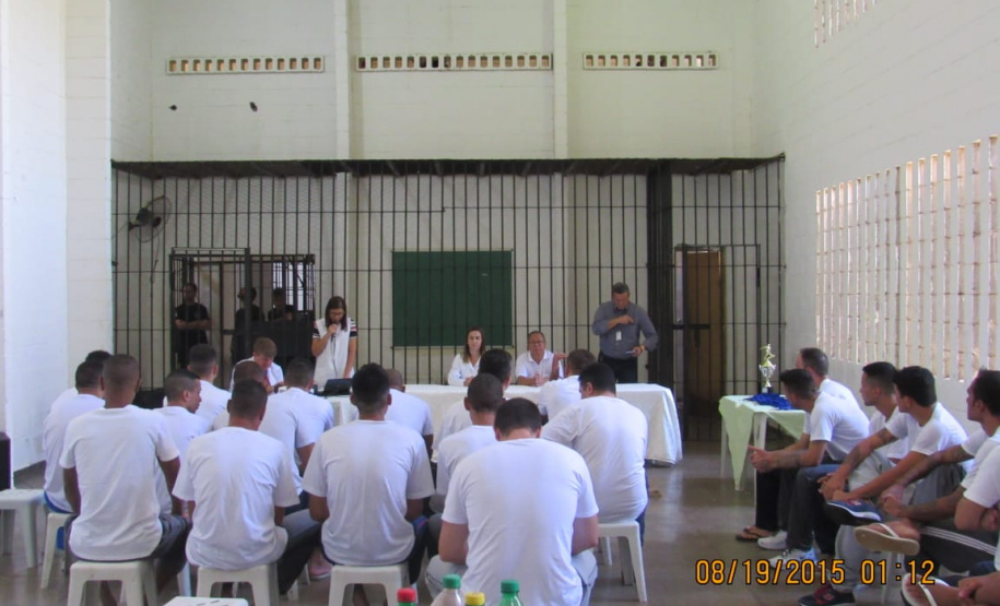Presos da PECO recebem medalhas por campeonato de futsal