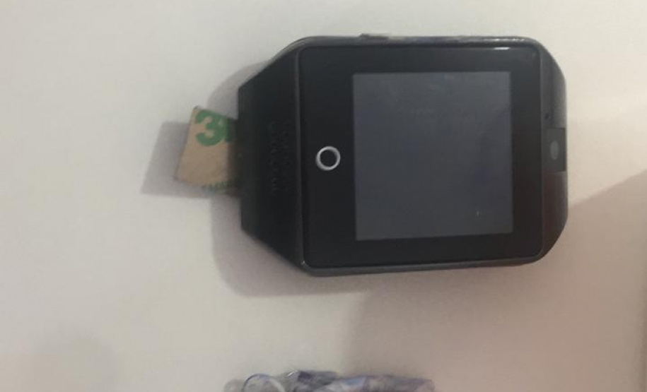 Agentes penitenciários encontram smartwatch em fundo falso de pote de margarina