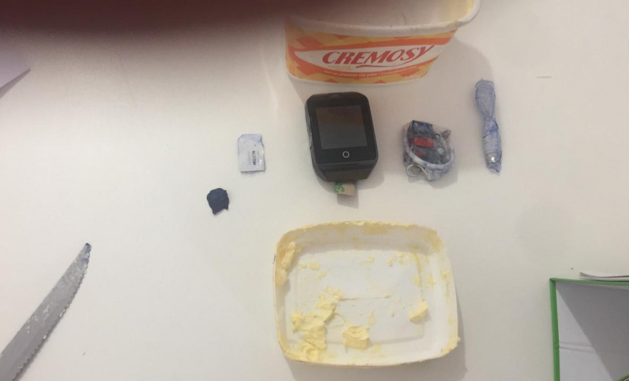 Agentes penitenciários encontram smartwatch em fundo falso de pote de margarina