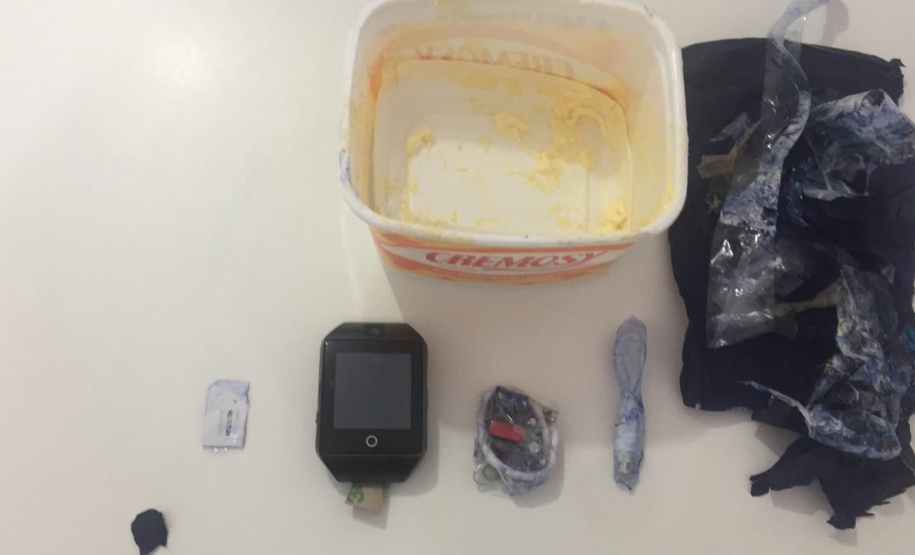 Agentes penitenciários encontram smartwatch em fundo falso de pote de margarina
