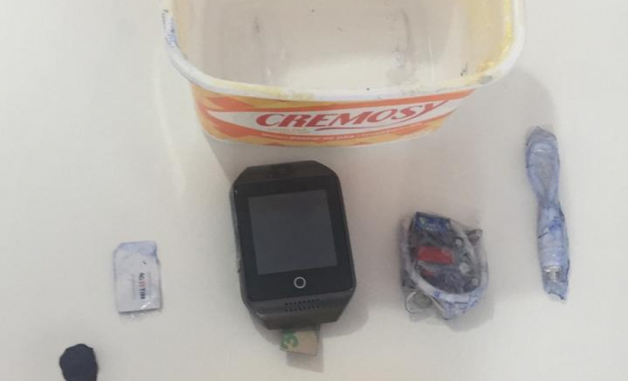 Agentes penitenciários encontram smartwatch em fundo falso de pote de margarina