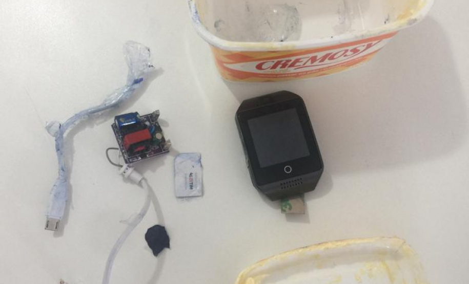 Agentes penitenciários encontram smartwatch em fundo falso de pote de margarina