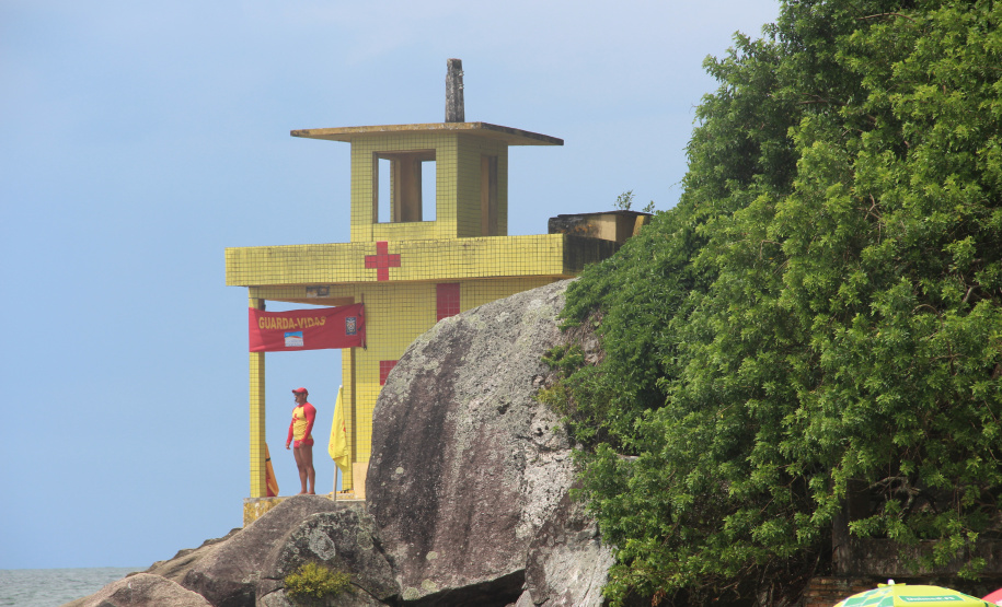 Mortes por afogamento caem 53,3% nas praias do Paraná durante a temporada de verão
