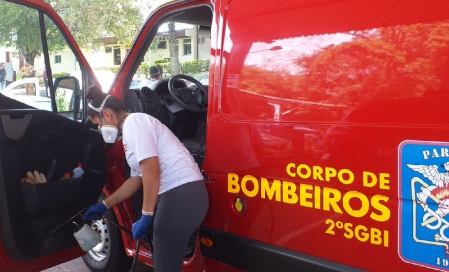 Viaturas da PM de Pato Branco passam por oxi-sanitização para combater a contaminação do coronavírus