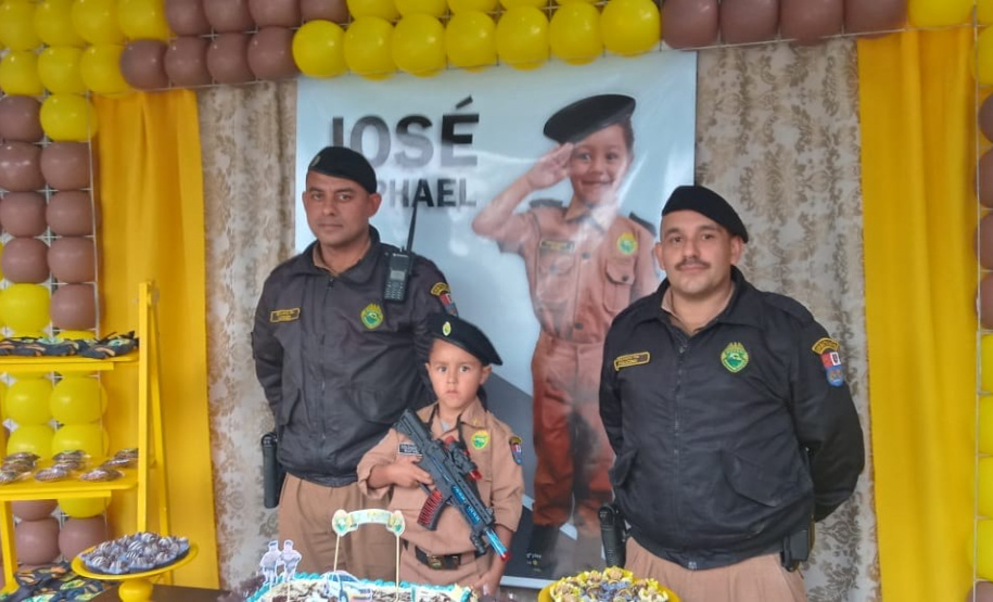 PMs de Almirante Tamandaré (PR) participam de aniversário de pequeno fã da Corporação